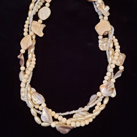 Lovely Vintage Avon Pearls and Seashells Necklace - Picture 3 of 5